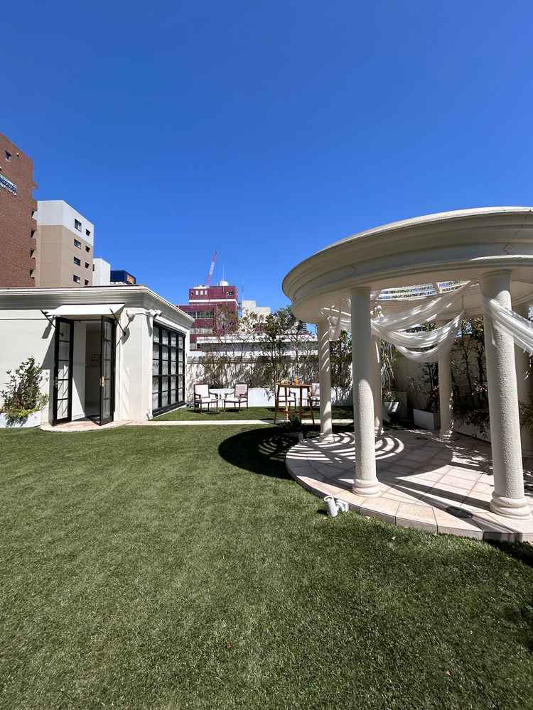 屋上のガーデンスペース。夜はイルミーションがキレイに見える。