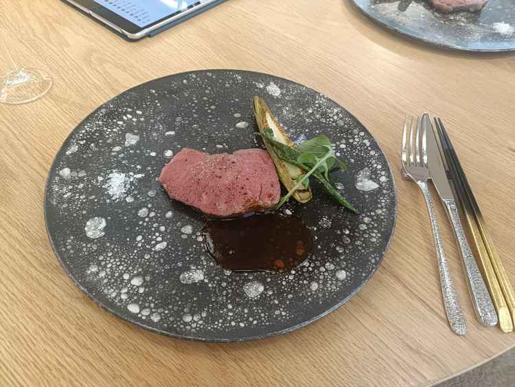 料理は見た目以上に美味しく、食器類もオシャレで洗練されていた。
