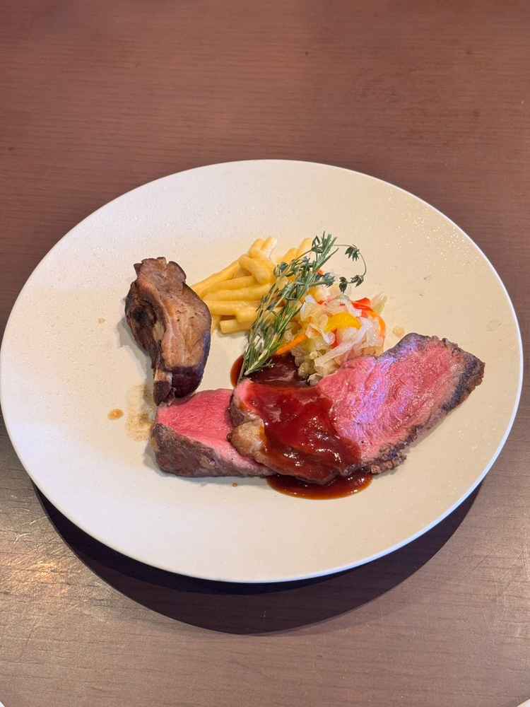 メインのローストビーフです。肉肉しい味わいの一方でしっとりと柔らかく、とても美味しかったです。