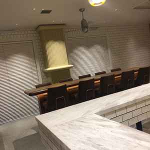 おしゃれな待合室でした。バーカウンターがあるのがとてもいい点でした。