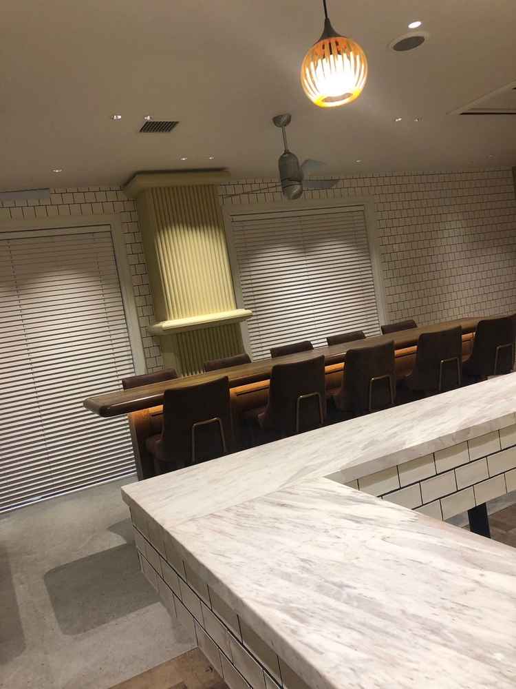 おしゃれな待合室でした。バーカウンターがあるのがとてもいい点でした。