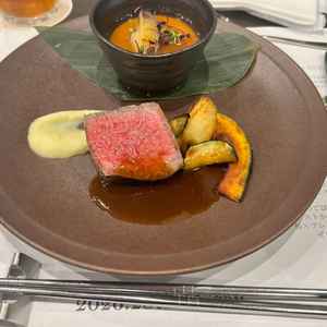 メインのお肉がとても柔らかく、ソースとの相性も良くてすごく美味しかったです。