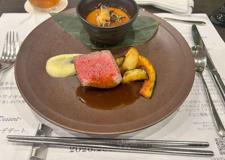 メインのお肉がとても柔らかく、ソースとの相性も良くてすごく美味しかったです。