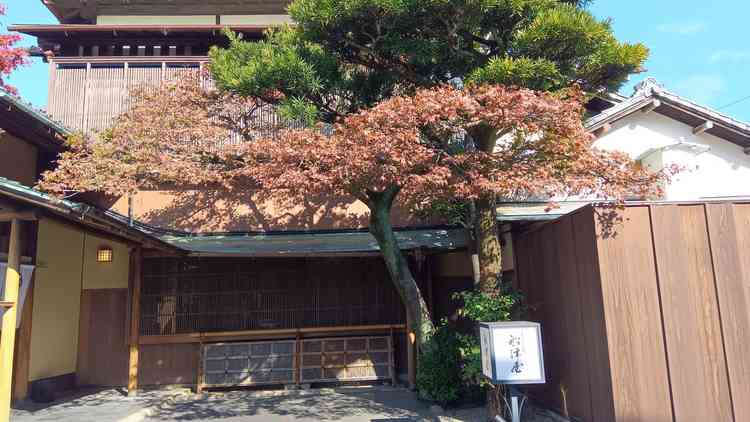 式場外観。歴史と風格を感じる佇まいです。紅葉も綺麗でした。