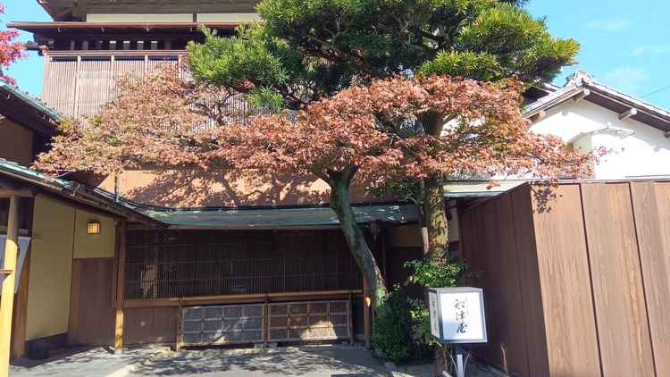 式場外観。歴史と風格を感じる佇まいです。紅葉も綺麗でした。