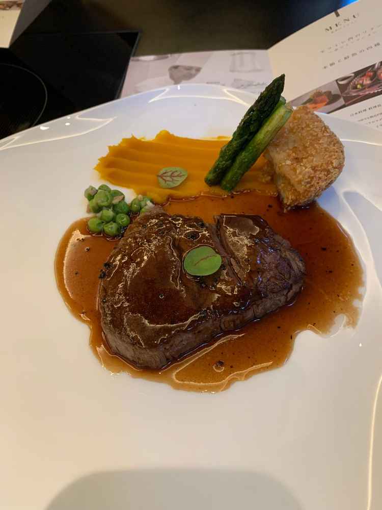 メインディッシュのお肉料理。美味しかったです。