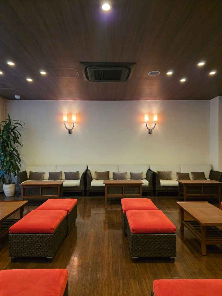 親族待合室 窓からプールも見えて清潔感もあり解放感もある