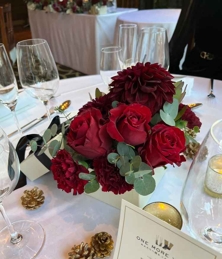 実際の会場のお花。デザインから打ち合わせで共に考えて選ぶそうです。