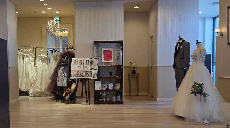 最新のトレンドが分かりドレスの打ち合わせも可能で、充実した設備になってます。