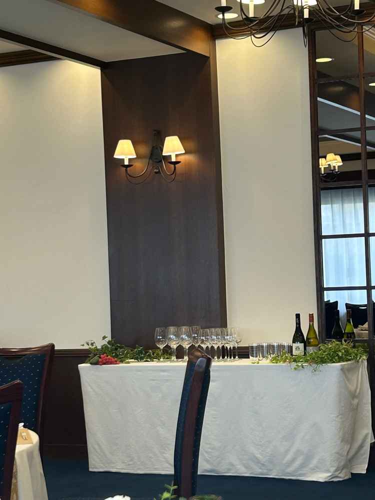 グラスがたくさんあり、お料理に合わせてグラスを変えて出していただきました。