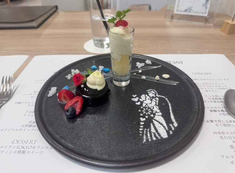 試食で出てきたデザート　星空をイメージしたデザイン