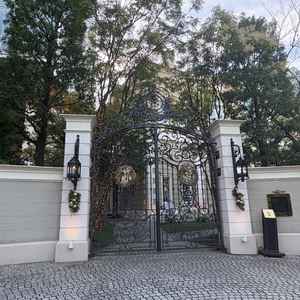 入り口は重厚な門構えです。こちらに辿り着くまで、建物の外周を歩く際のBGMも流すことができます。