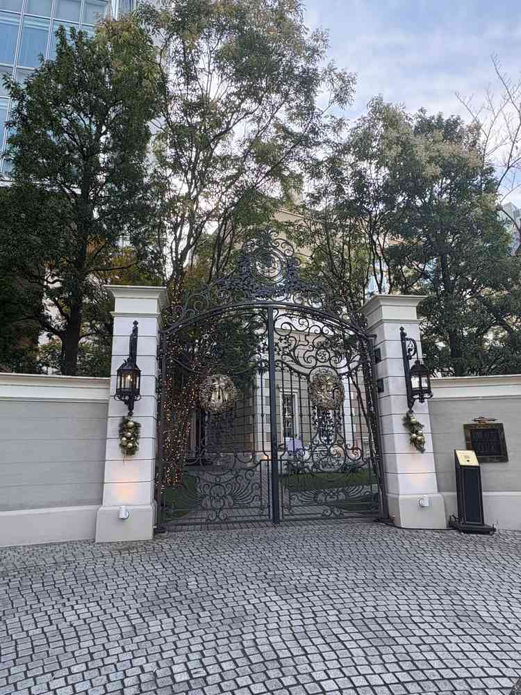 入り口は重厚な門構えです。こちらに辿り着くまで、建物の外周を歩く際のBGMも流すことができます。