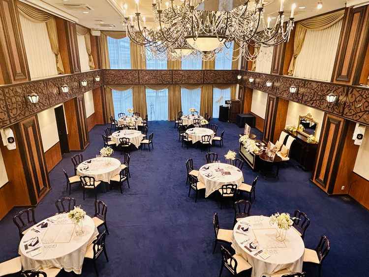 ブルーとブラウンが基調の落ち着いた雰囲気の披露宴会場。こちらの写真は場内の階段上から撮影しました。