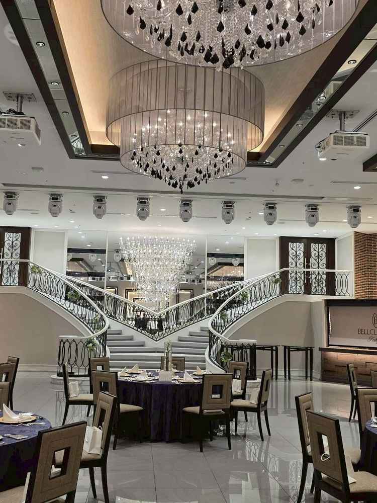 ロマンチック階段のある披露宴会場