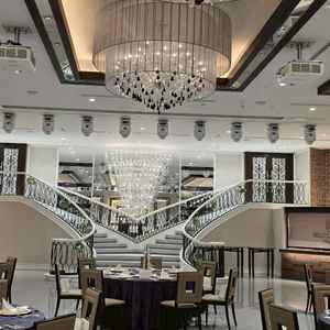 ロマンチック階段のある披露宴会場