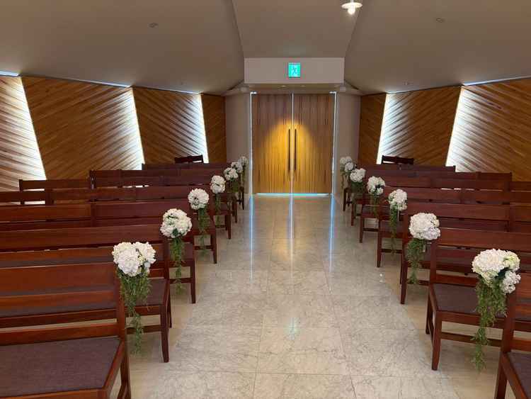 新郎新婦目線のチャペルです。コンパクトな作りで参列者を近くに感じることができ、良いと思います。