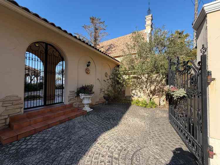 式場の入口の写真。入口からも海が見えるのと雰囲気が可愛い。