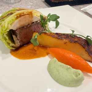 料理の試食です。味付けも美味しく、フルコースをゲストの方に召し上がっていただけるのが楽しみです。