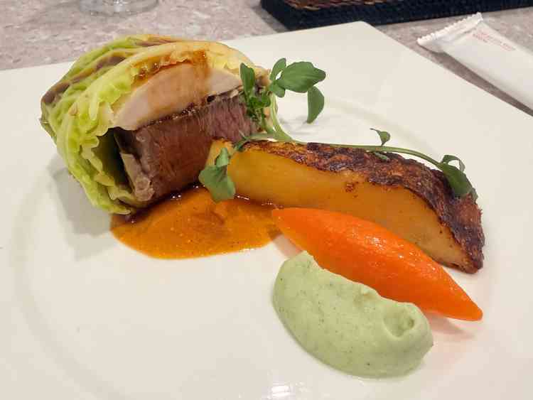 料理の試食です。味付けも美味しく、フルコースをゲストの方に召し上がっていただけるのが楽しみです。