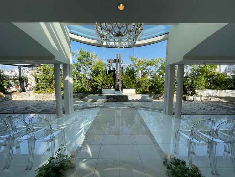 挙式会場、明るい印象です。