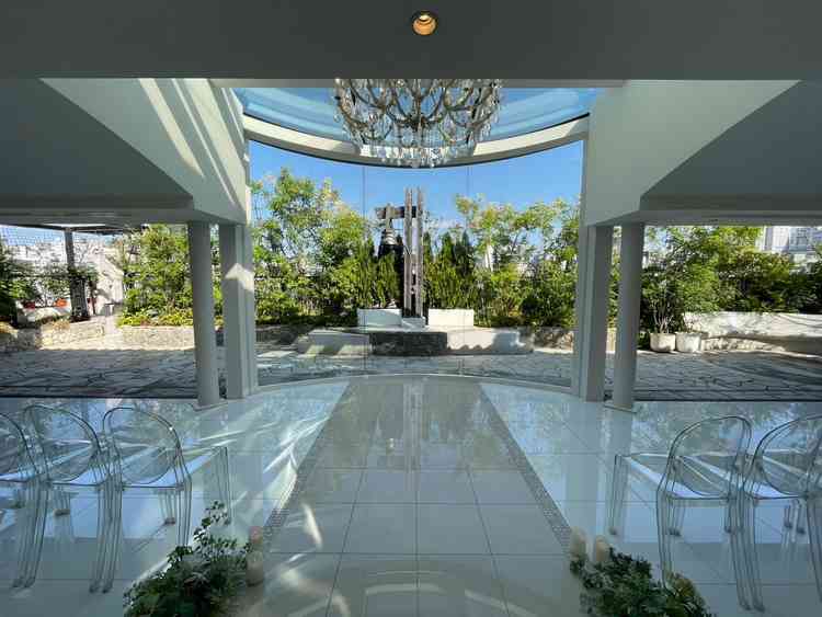 挙式会場、明るい印象です。