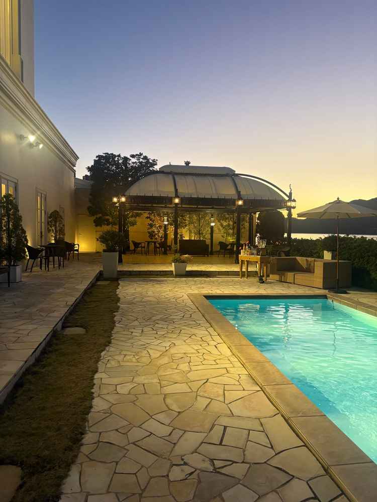 外のスペースでスイーツビュッフェもでき、ゲストに外の景色とスイーツを楽しんでもらうことができる。