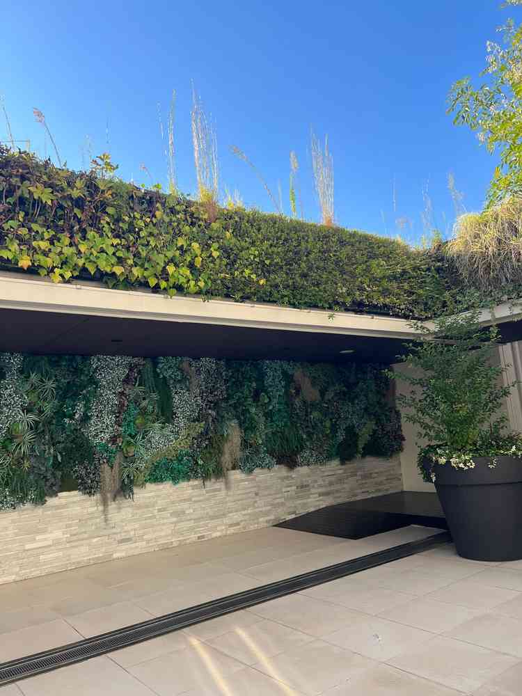 挙式会場でたあとのスペース。ここで写真とったり披露宴会場入る前にイベント行ったりできる。