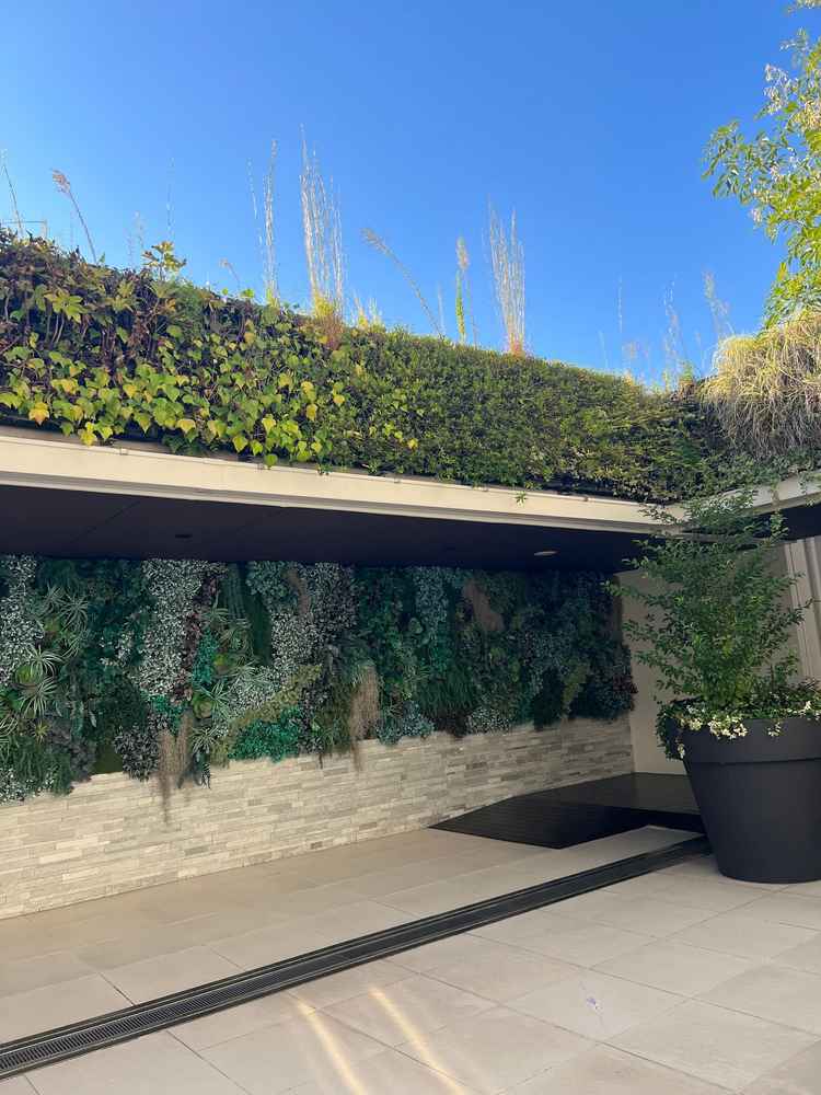 挙式会場でたあとのスペース。ここで写真とったり披露宴会場入る前にイベント行ったりできる。