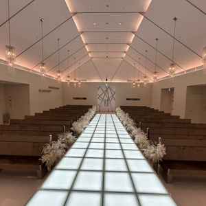 バージンロードが光るためビジューがついたドレスを着たらとても映えると思いました。