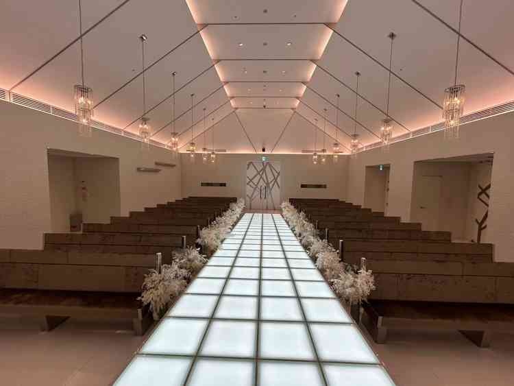 バージンロードが光るためビジューがついたドレスを着たらとても映えると思いました。