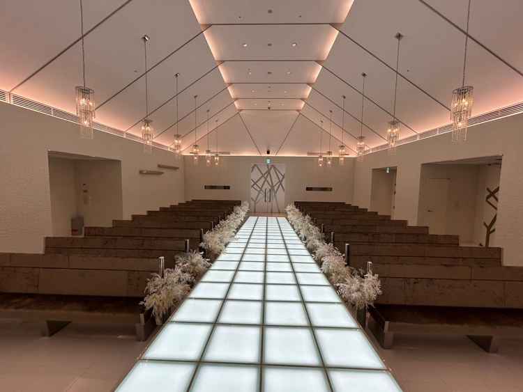 バージンロードが光るためビジューがついたドレスを着たらとても映えると思いました。