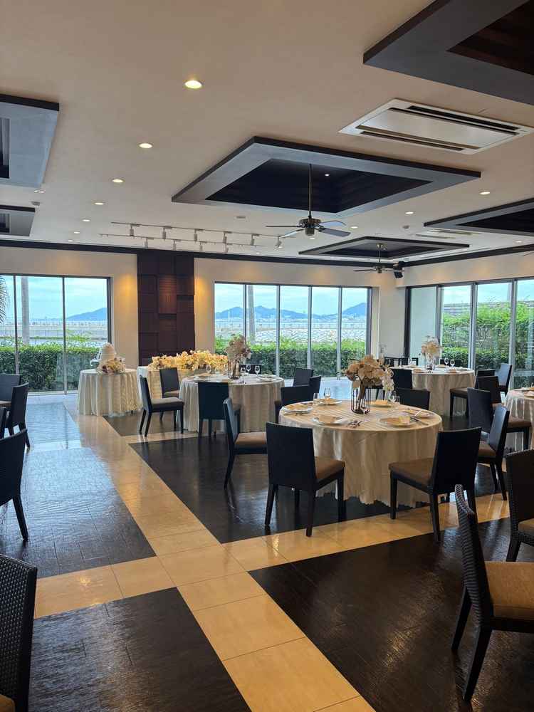 披露宴会場。陽の光が入って明るい雰囲気。