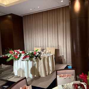 披露宴会場です。実際の披露宴の様子を見ることができましたが、色味もとても好みでおしゃれだと思いました