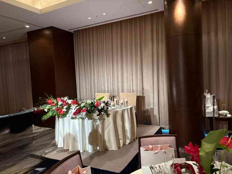 披露宴会場です。実際の披露宴の様子を見ることができましたが、色味もとても好みでおしゃれだと思いました