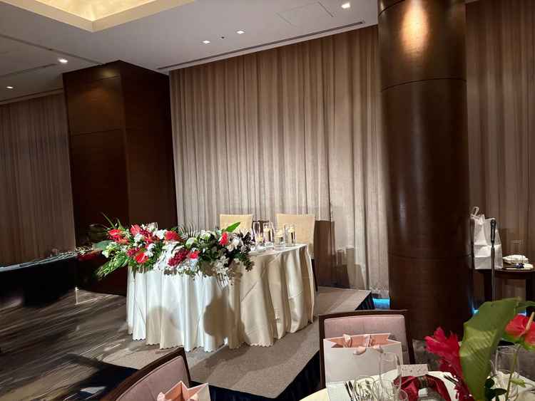 披露宴会場です。実際の披露宴の様子を見ることができましたが、色味もとても好みでおしゃれだと思いました