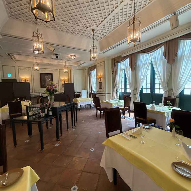 パーティー会場。普段はレストランとして使用されている。厨房が隣にあり、温かい料理が運ばれてくる