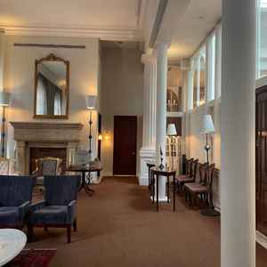 親族控室。挙式会場のすぐ隣にありアクセス良好。控室も歴史が感じられる点や広さが魅力的でした。