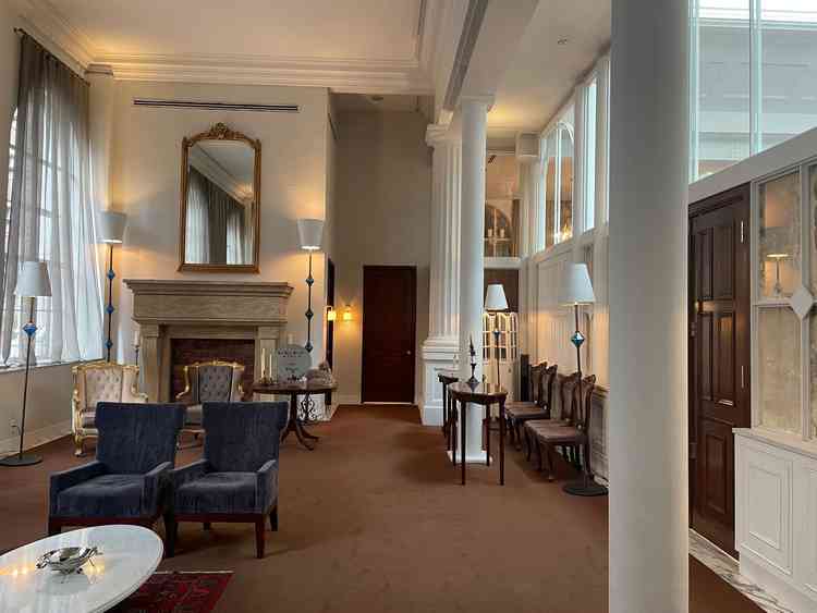 親族控室。挙式会場のすぐ隣にありアクセス良好。控室も歴史が感じられる点や広さが魅力的でした。