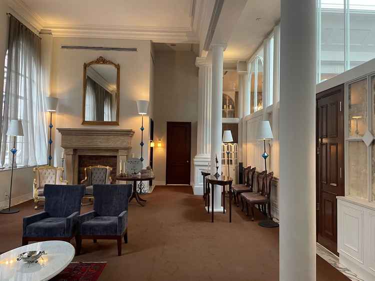 親族控室。挙式会場のすぐ隣にありアクセス良好。控室も歴史が感じられる点や広さが魅力的でした。