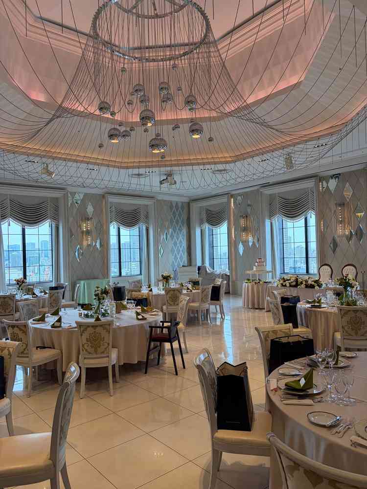 比較的コンパクトな披露宴会場。当日に行われる披露宴の直前に案内いただき、イメージがついた。