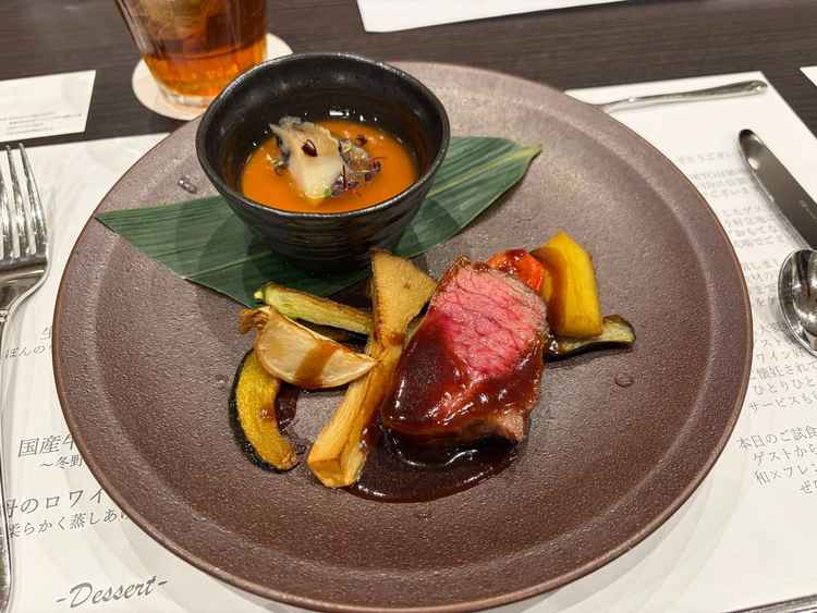 試食会の肉料理。野菜も美味しく満足度は高い。