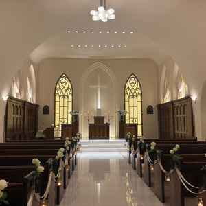 生花の良い香りが特徴的。ゲストの椅子も本場のものを使用されているようで、こだわりが感じられる。