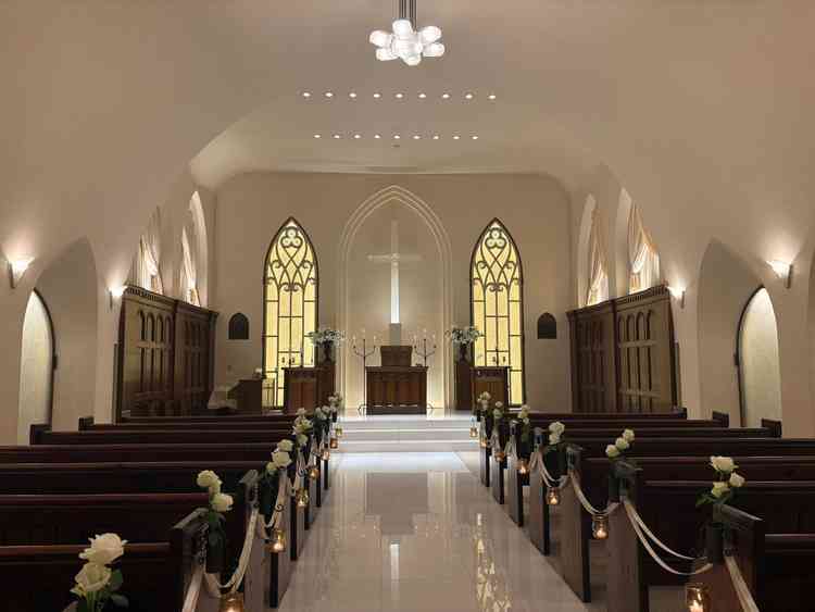 生花の良い香りが特徴的。ゲストの椅子も本場のものを使用されているようで、こだわりが感じられる。