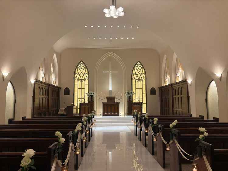 生花の良い香りが特徴的。ゲストの椅子も本場のものを使用されているようで、こだわりが感じられる。