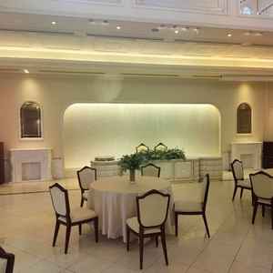 披露宴会場 白を基調としていてお姫様のような雰囲気