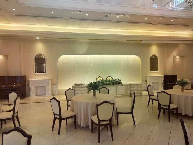 披露宴会場 白を基調としていてお姫様のような雰囲気