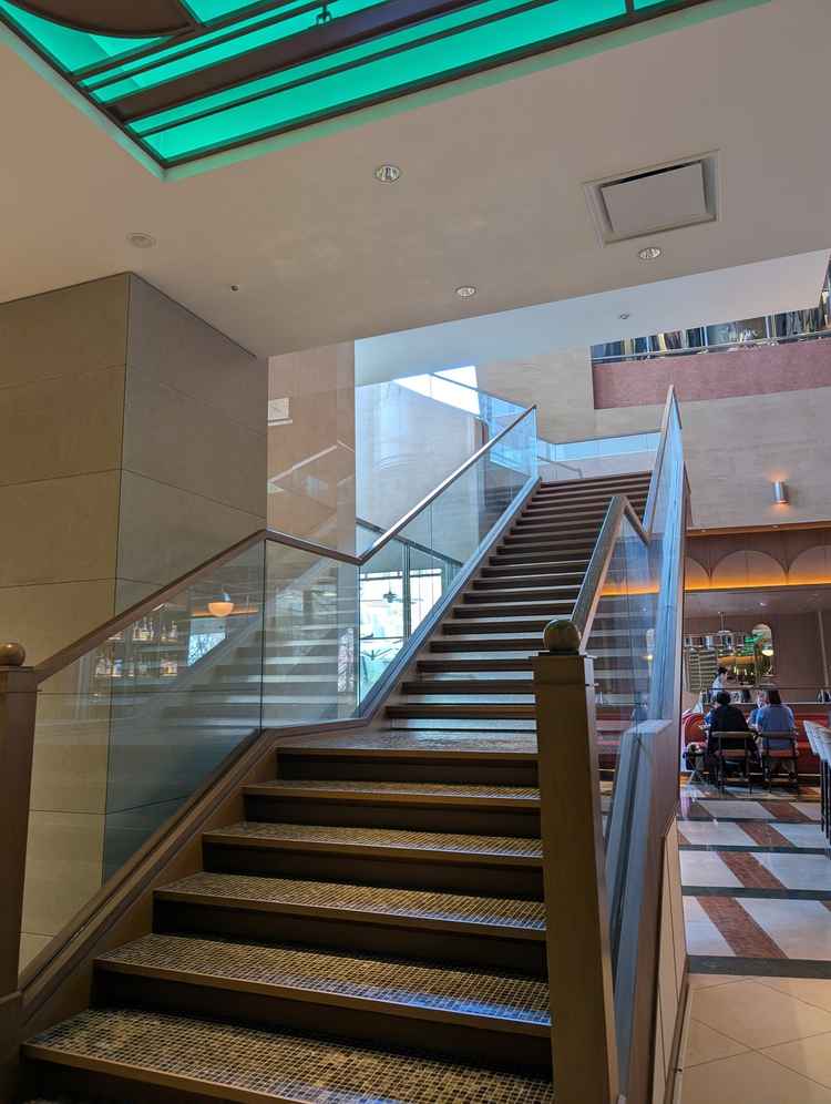 当ホテルのロビー階段