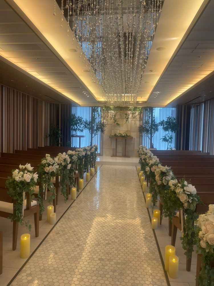 結婚式場の写真。チャペル内の花は造花であるものの、合計13万円ほどするそう。