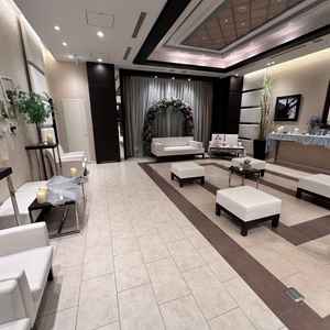 芝のない披露宴会場にはソファがたくさんありました。